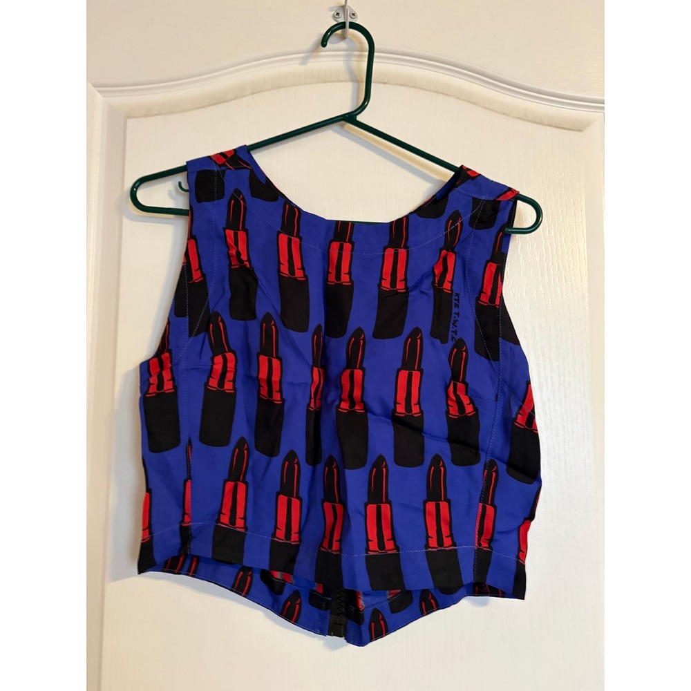 NWOT KTZ Kokon To Zai Lipstick Print Crop Top Blue Red Sleeveless Zip Back Rayon